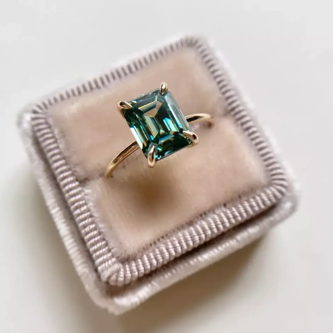 /public/photos/live/Green Emerald Moissanite Dainty Gold Ring 580 (3).webp